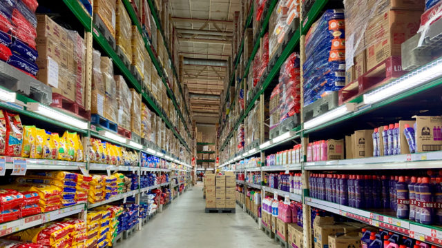 Drukte bij bevoorrading horeca met drank en voedsel