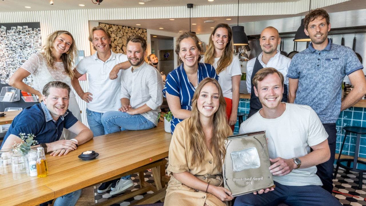 Het team van Zoku Amsterdam straalt na winst van de Dutch Hotel Award 2021 - foto: Diederik van der Laan