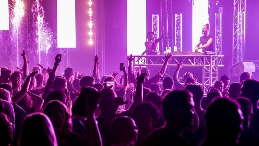 Boetes en waarschuwingen voor nachtclubs die deuren openden