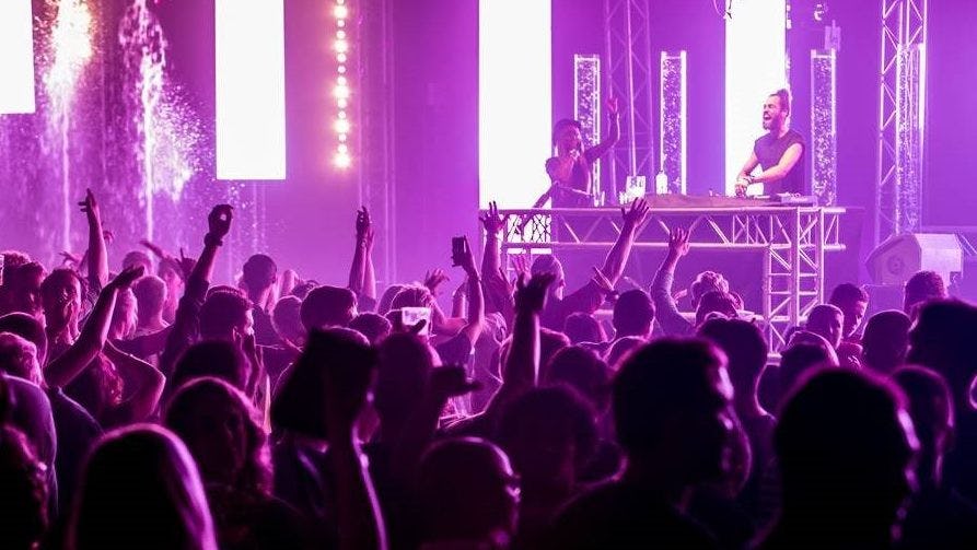 Boetes en waarschuwingen voor nachtclubs die deuren openden