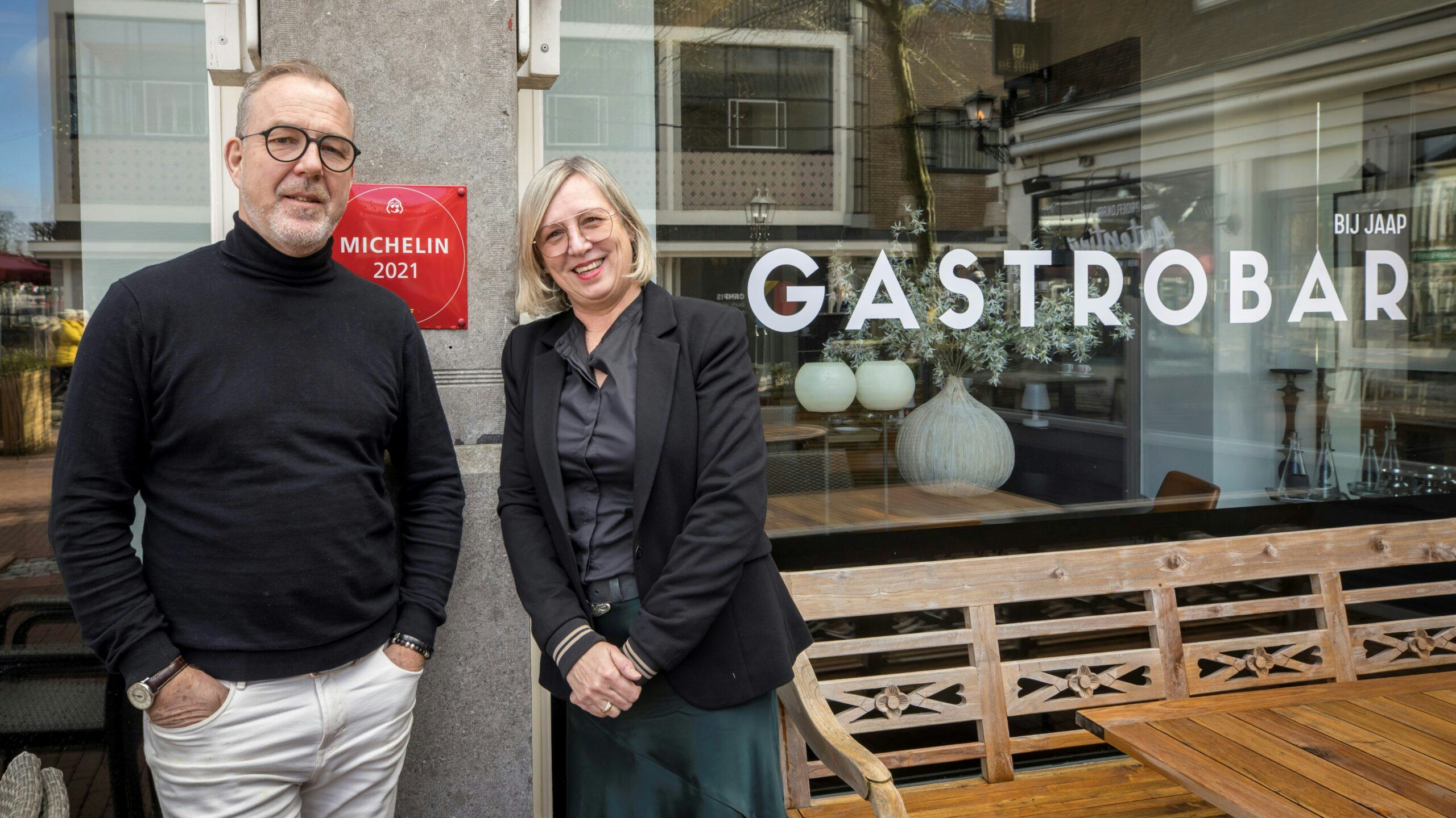 Jaap en Trijntje Braaksma bij hun voormalig restaurant By Jaap in Assen - foto Koos Groenewold