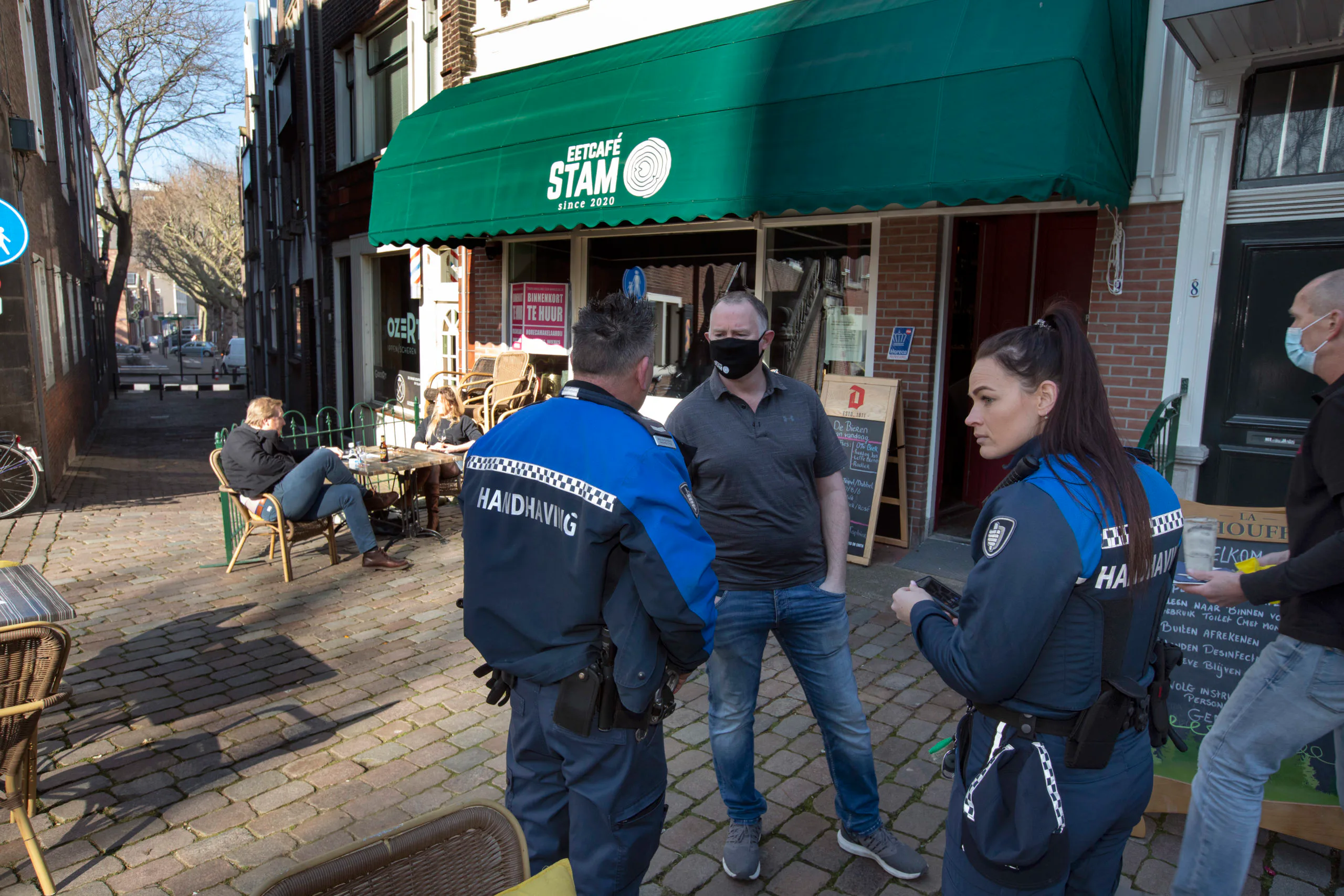 ©Roel Dijkstra - Vlaardingen
Vlaardingen - Terrassen weer open - Cafe de Stam - de burgemeester heeft aangekondigd NIET te handhaven mits de 1.5 meter aangehouden wordt.