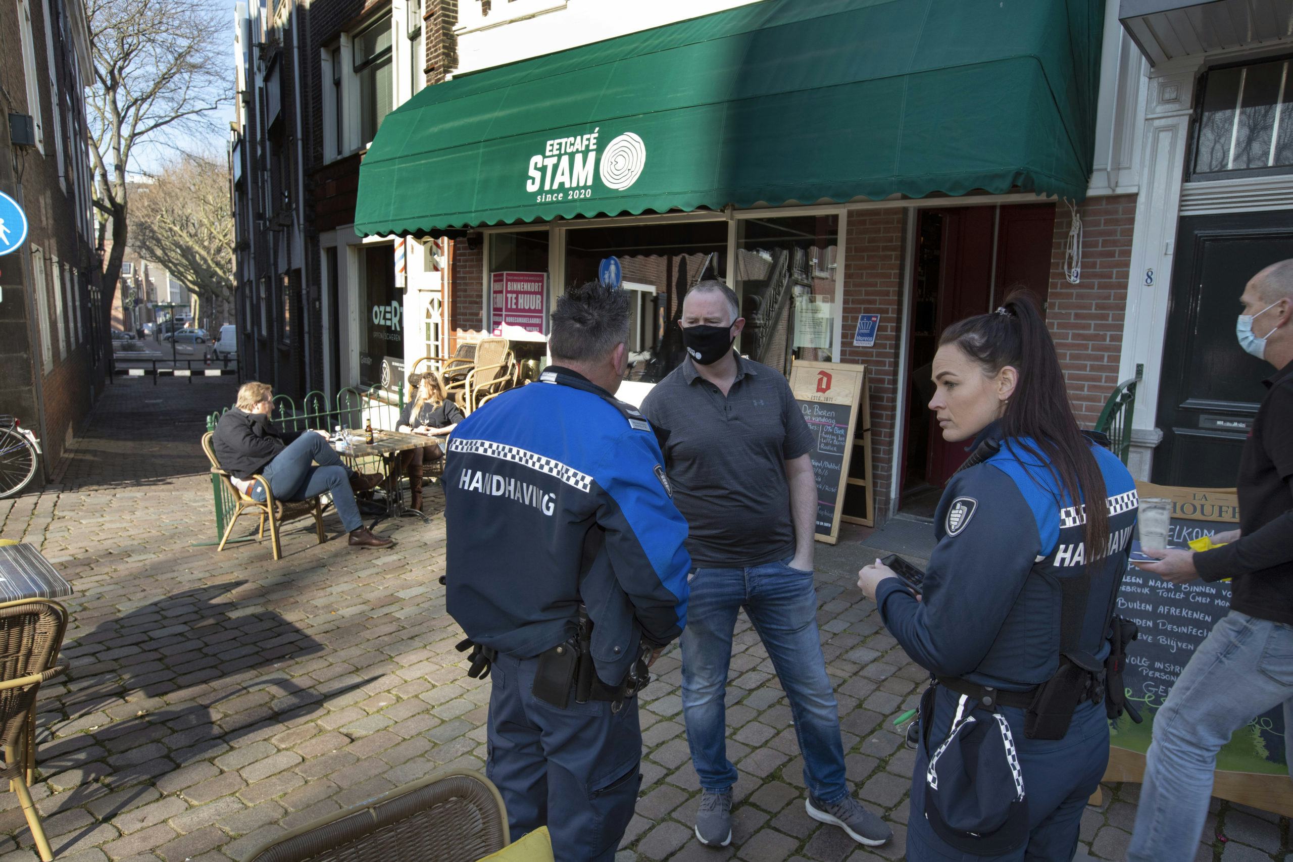 ©Roel Dijkstra - Vlaardingen

Vlaardingen - Terrassen weer open - Cafe de Stam - de burgemeester heeft aangekondigd NIET te handhaven mits de 1.5 meter aangehouden wordt.