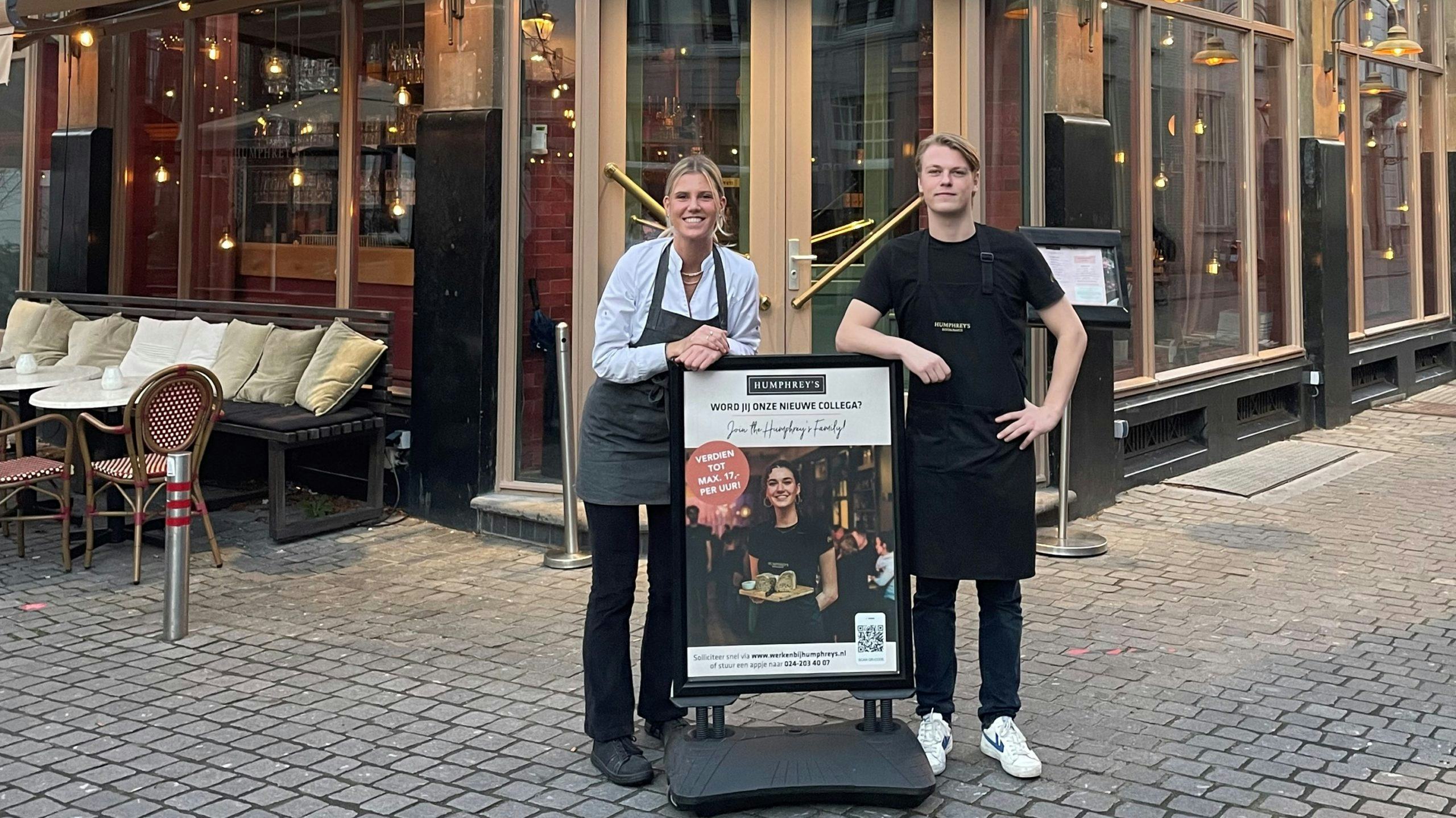 Humphrey's werft succesvol met een bord buiten op de stoep voor de vestigingen.