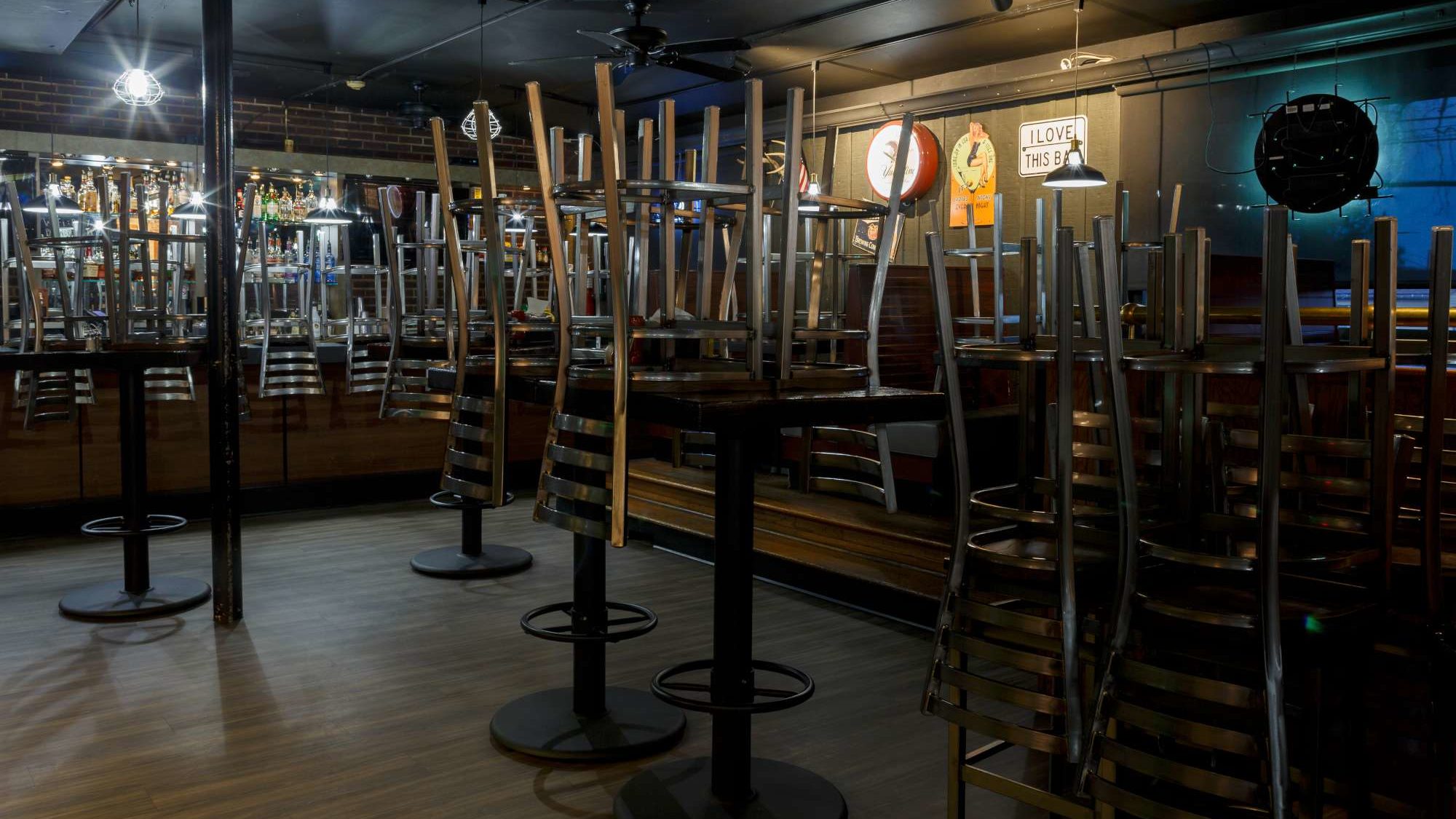 Groep van tientallen mensen vernielt Alkmaars café De Overkant