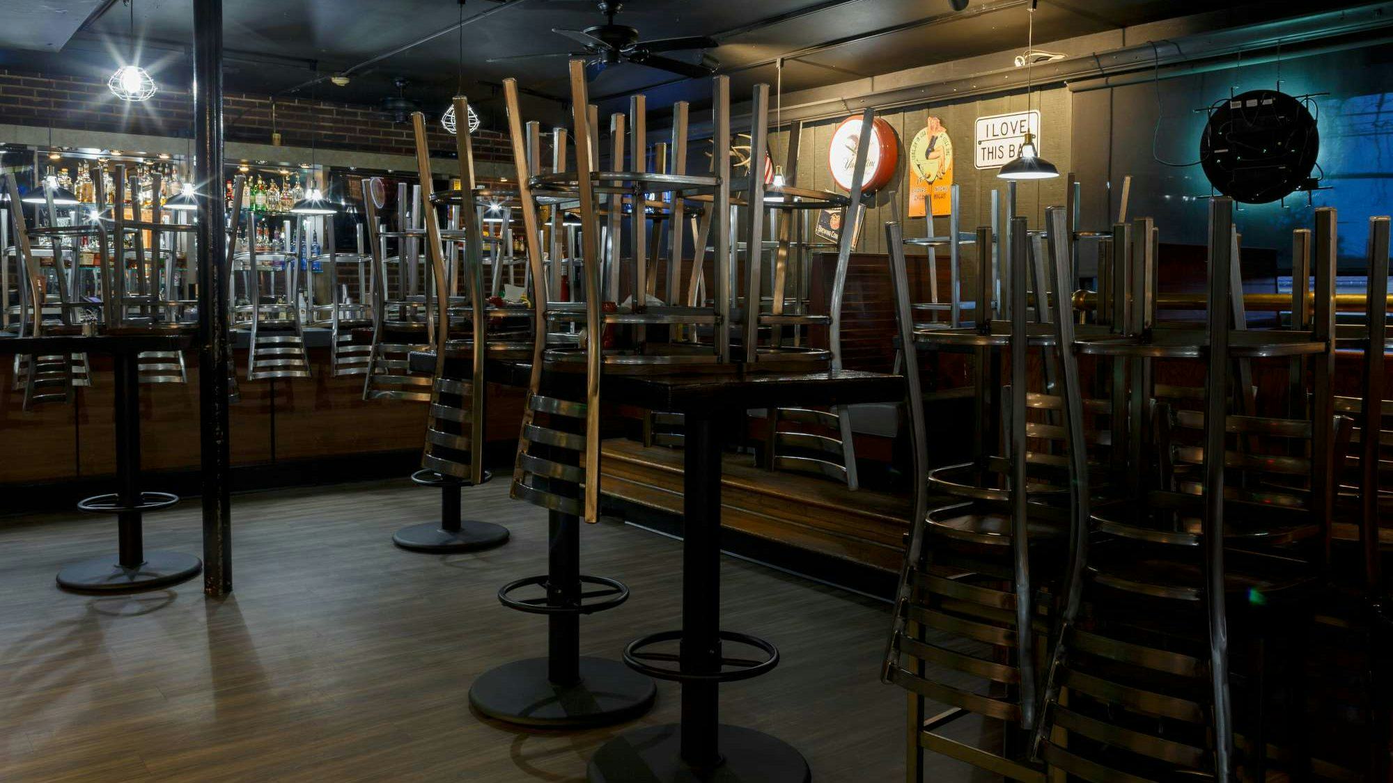 Groep van tientallen mensen vernielt Alkmaars café De Overkant