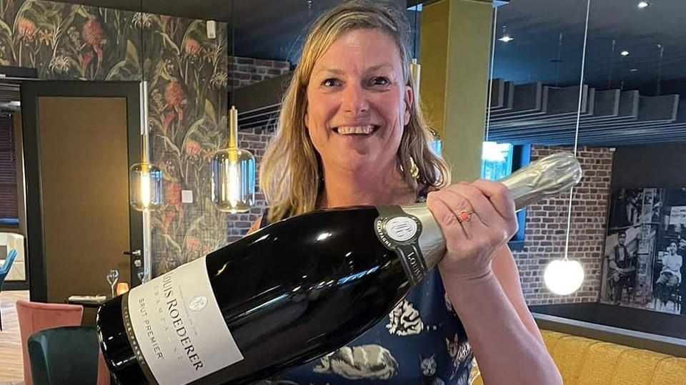 Vinoloog haalt duizenden euro's op voor Oekraïne met wijnveiling