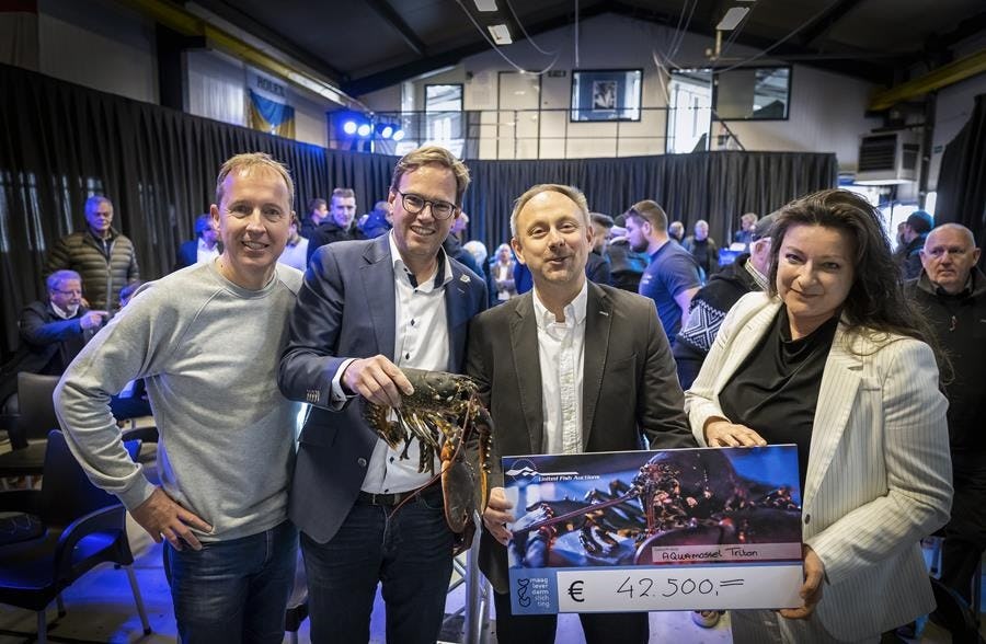 Eerste Oosterscheldekreeft: 42.500 euro voor goede doel