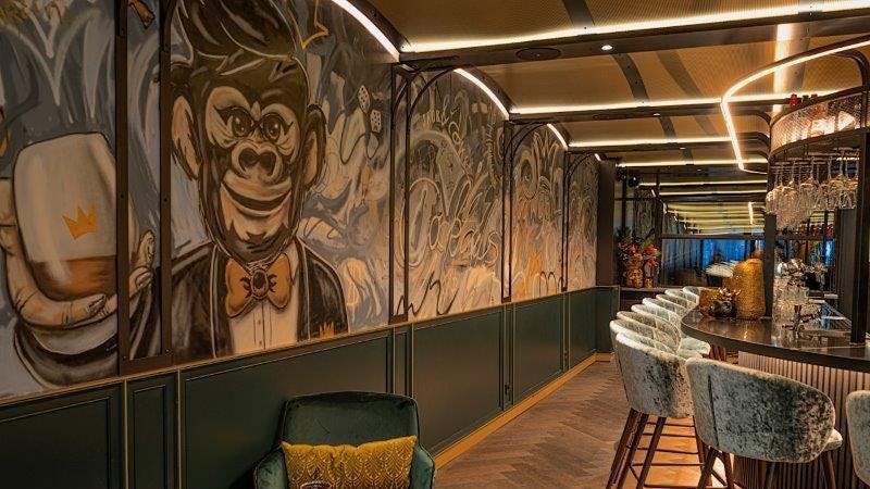 Chimpansee in pak is 'gastheer' bij cocktailbar Mr. Gold