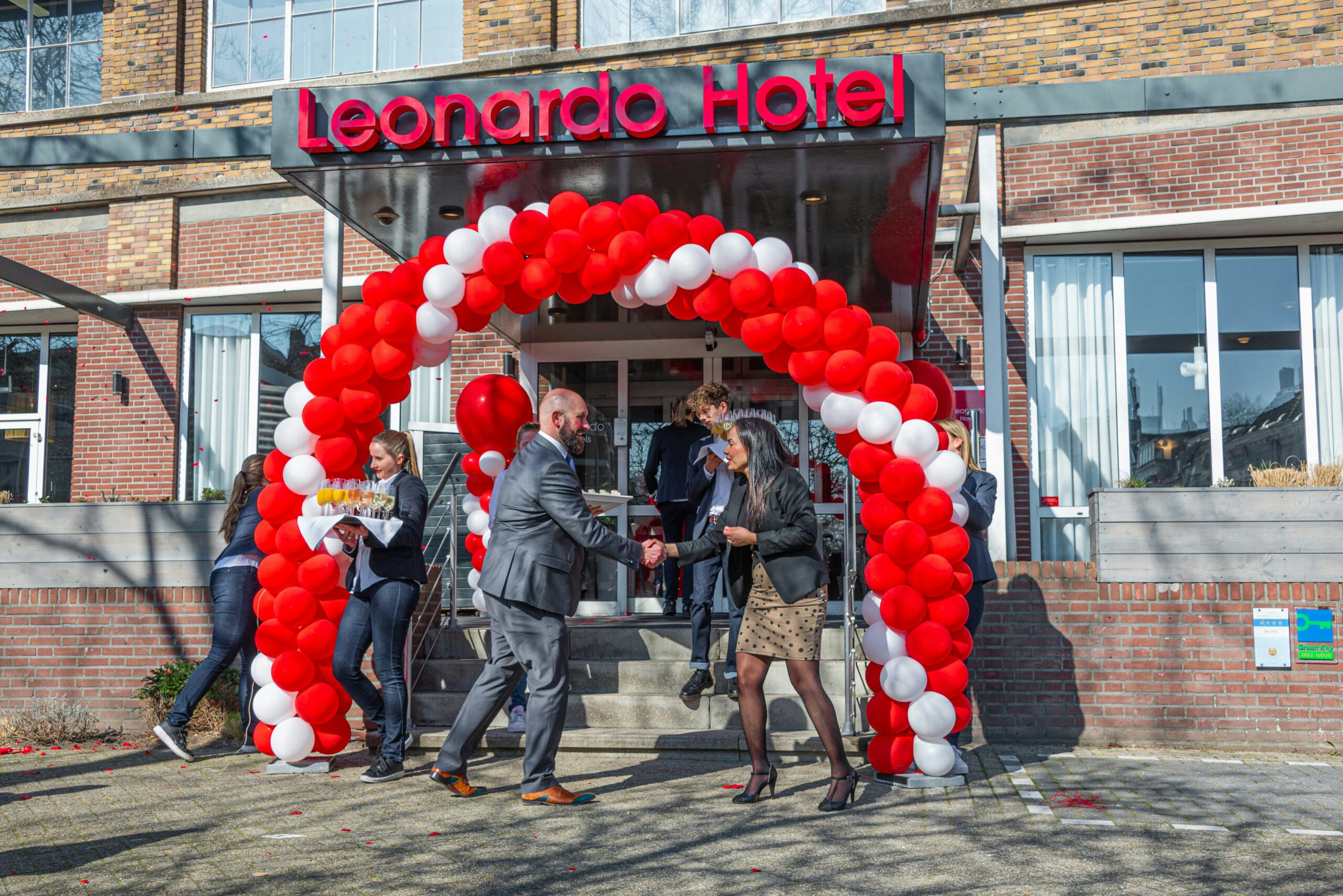 Opening Leonardo Hotel Breda door General Manager Priscilla Seoram-Jackson (rechts) en Loco Burgemeester Boaz Adank (links).