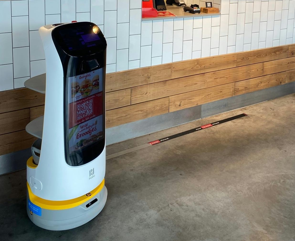 Robot Ketty serveert friet en burgers bij Kwalitaria Ommen