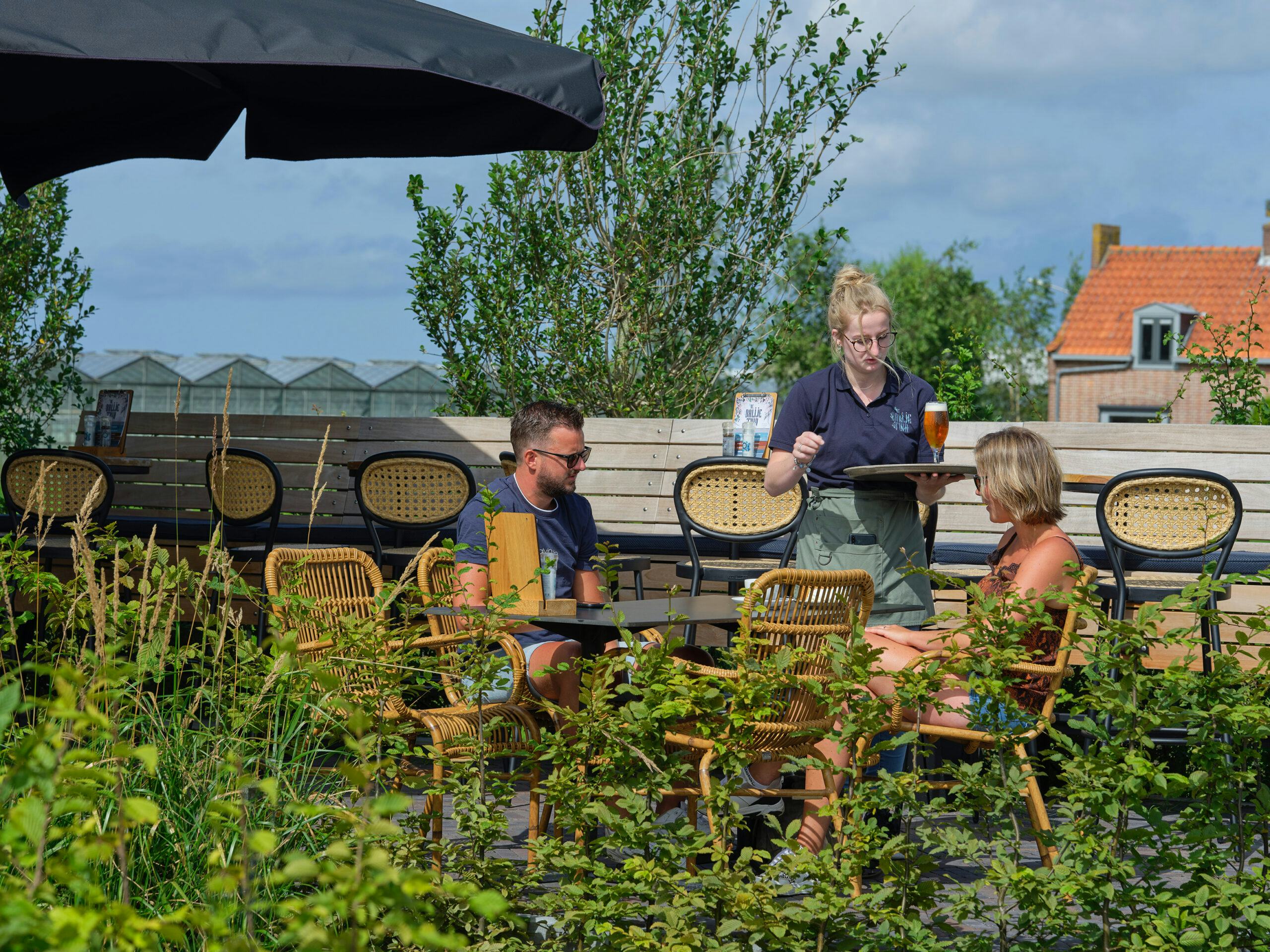 Traditionele versus digitale terrasservice: wat willen gasten?