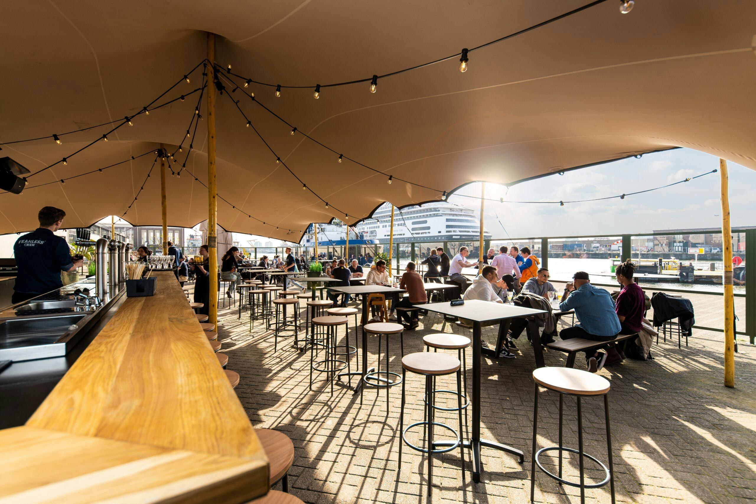 Stadshaven Brouwerij opent terras aan de Merwehaven