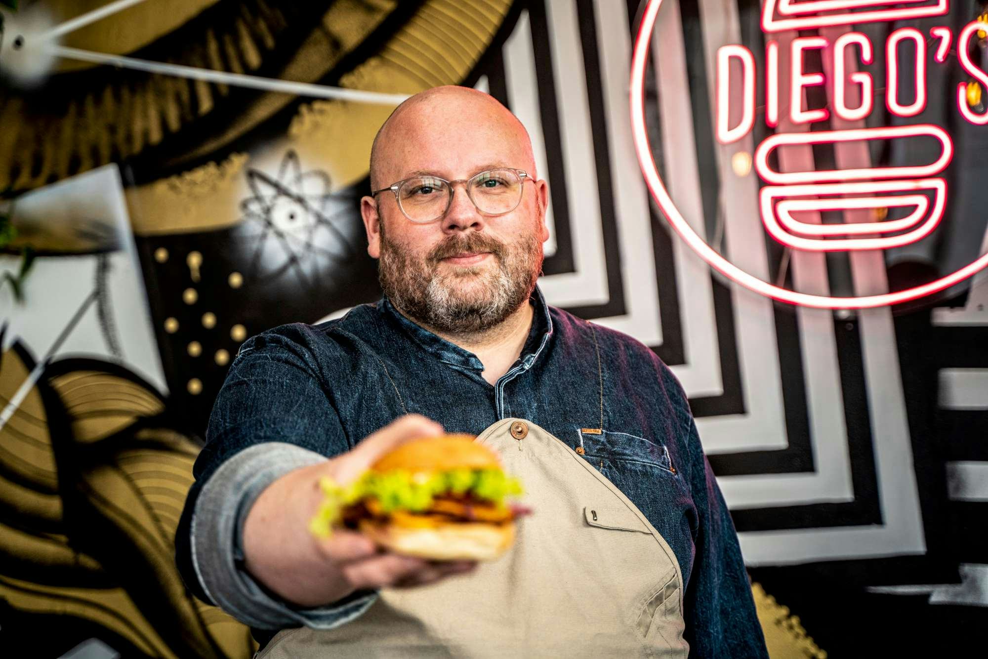 Diego Buik met een Vegan Smashburger