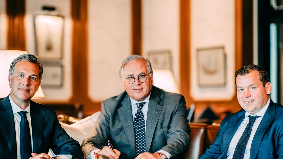 Vlnr: Jan-Willem de Bruijn (CEO D&B The Facility Group), Roberto Payer en Filip Cwiklinski (General Manager D&B Hospitality.)