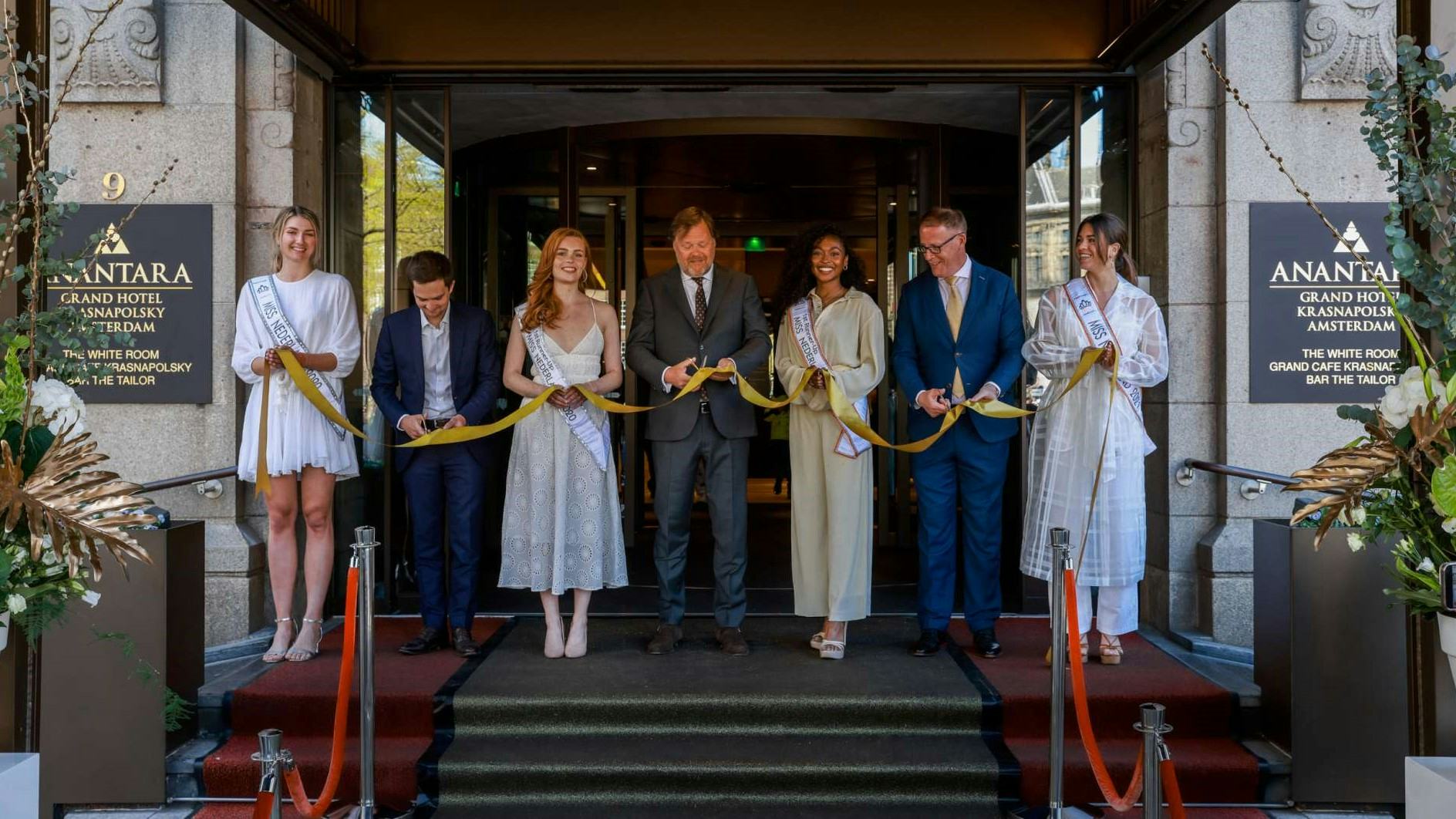 Managing director Noord-Europa voor NH Hotel Group Maarten Markus (midden) knipt het openingslint door, geflankeerd door general manager Arne Heuwekemeijer, een vertegenwoordiger van eigenaar AXA en winnaressen en nummers twee van de verkeizing Miss Nederland 2020 en 2021.