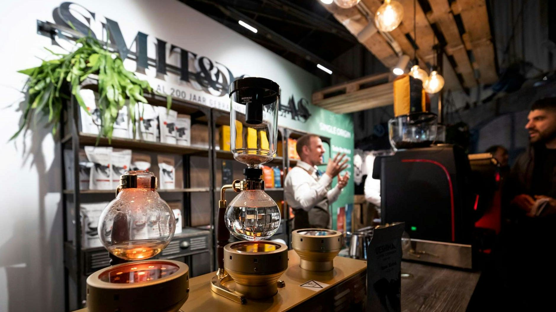 Smit&Dorlas' Q-grader Aart Eskes presenteert de nieuwe merken op Amsterdam Coffee Festival. Foto: Sebastiaan Rozendaal