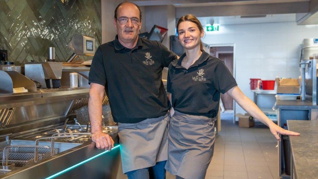 Peter van Lier en dochter Julia (22), die Cafetaria van Lier gaat overnemen.