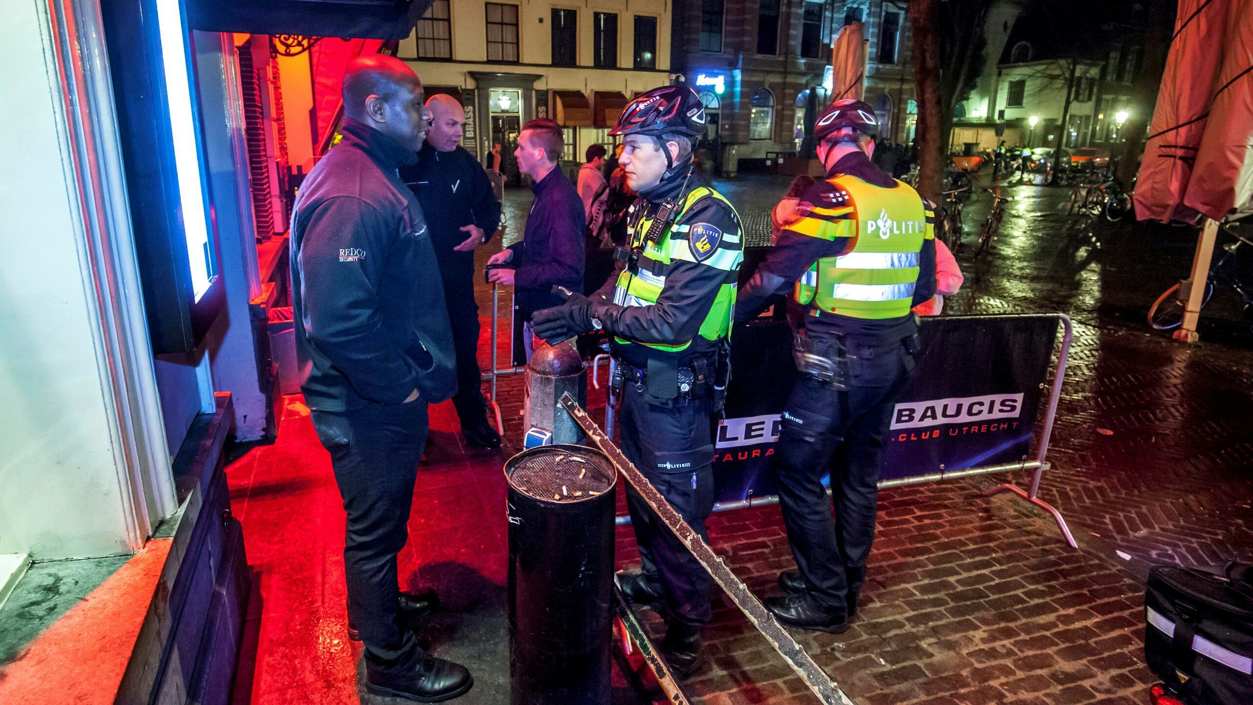 Politie in gesprek met horecaportiers in Utrecht (ter illustratie, afgebeelde portiers worden niet verdacht van fraude). Foto: Herbert Wiggerman