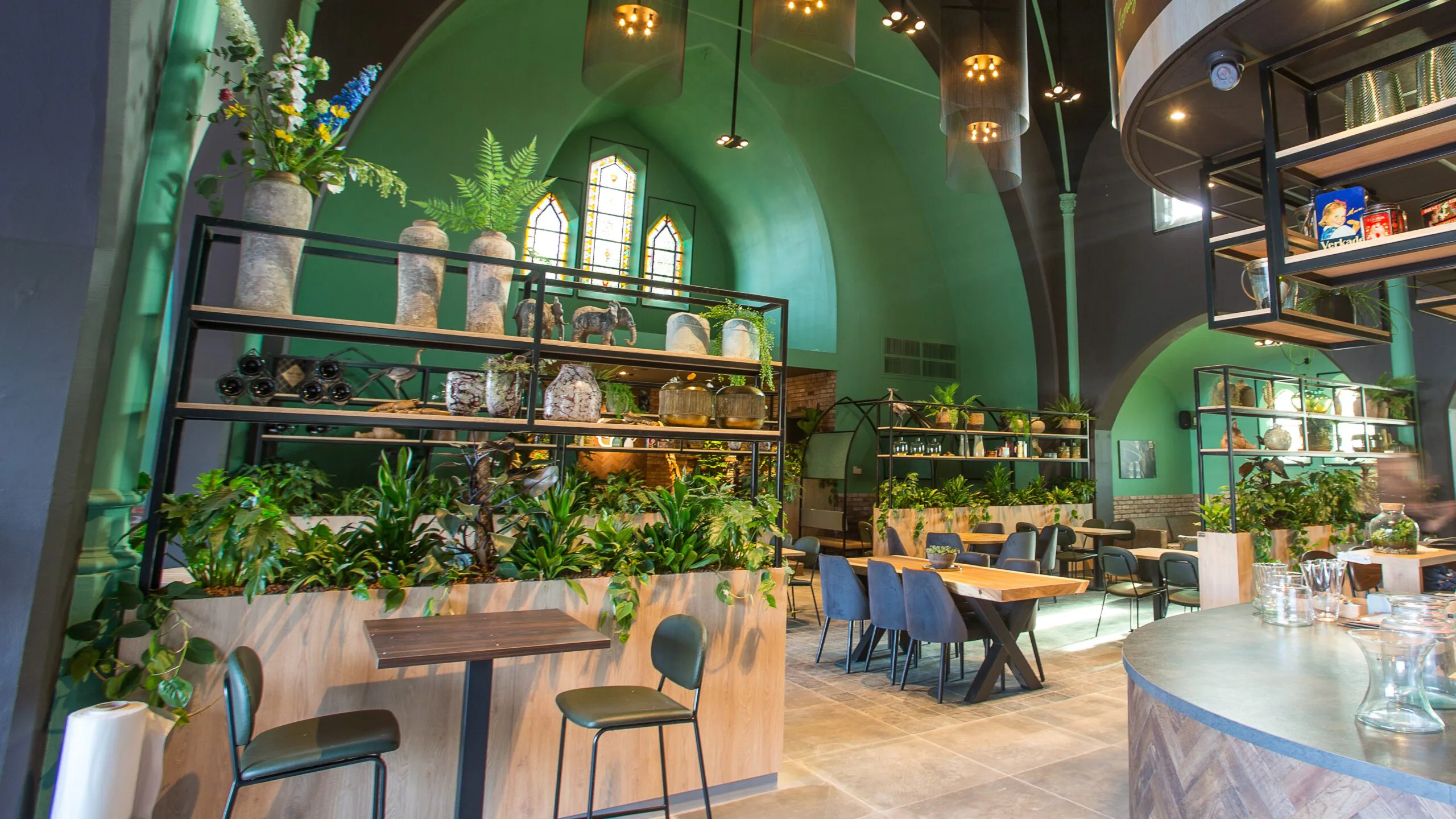 VFN#5854 Nieuw Family cafetaria in een voormalige RK Kerk in Axel