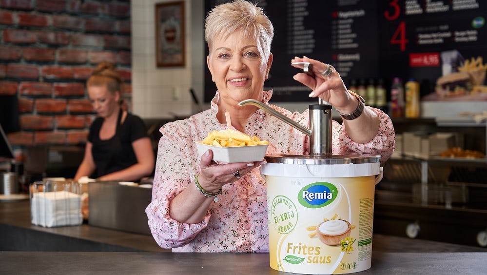 Ria Dekker, eigenaresse van FrieteRia en BrasseRia in Dronten, maakt al haar klanten blij met Remia Fritessaus Plantaardig.