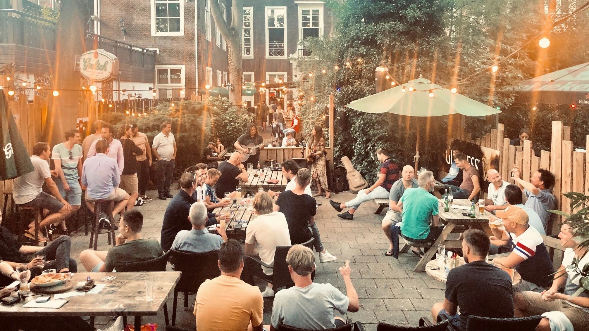 Terras van O'casesys in Den Haag.