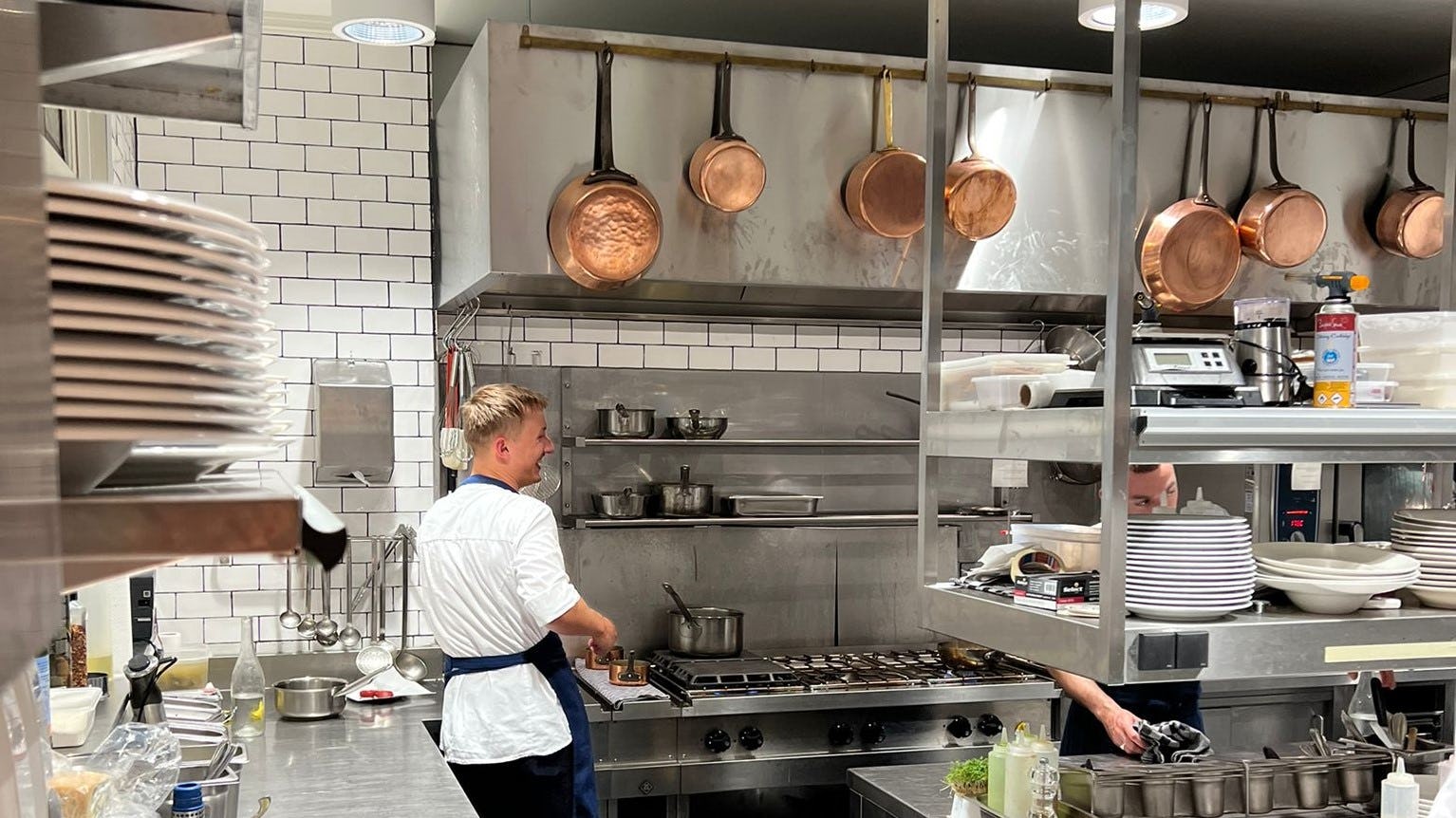 Café Caron: de keuken kort na de brand en de nieuwe