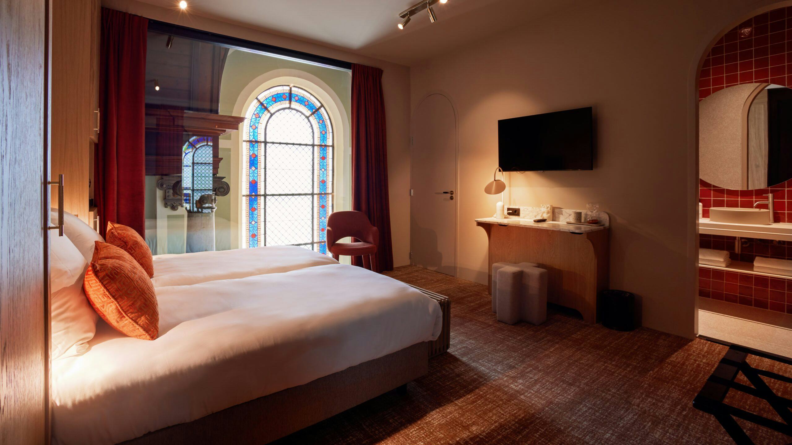 Nieuw: Heavens Hotel en The Saint Restaurant