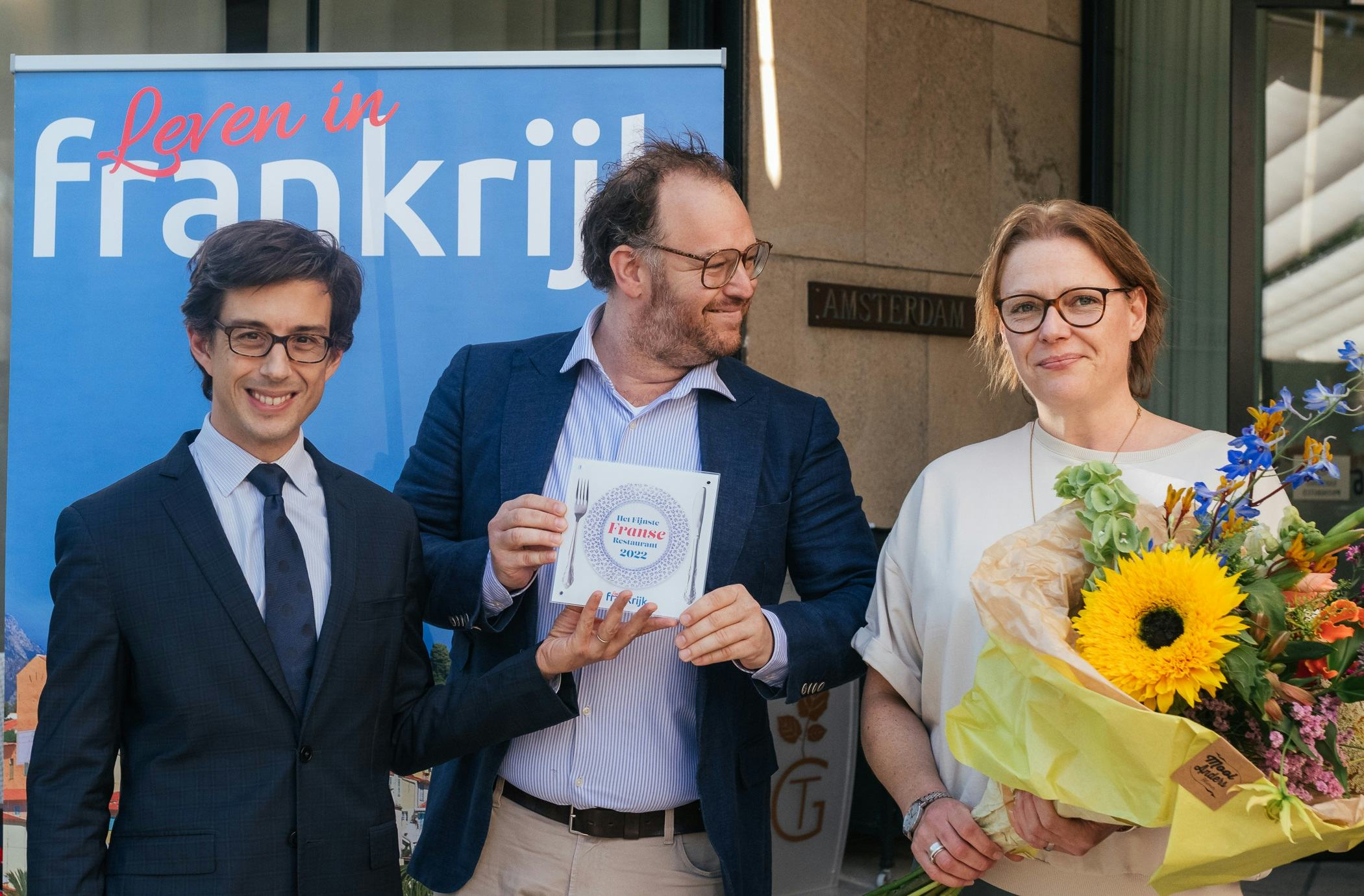 Winnaar Juryprijs Fijnste Franse Restaurant 2022: Van links naar rechts: de Franse ambassadeur in Nederland zn. Excellentie Luis Vassy, eigenaren Jan Grijspeere en Marije Bremer van Auberge Jean & Marie. Fotografie: Friso Boven.