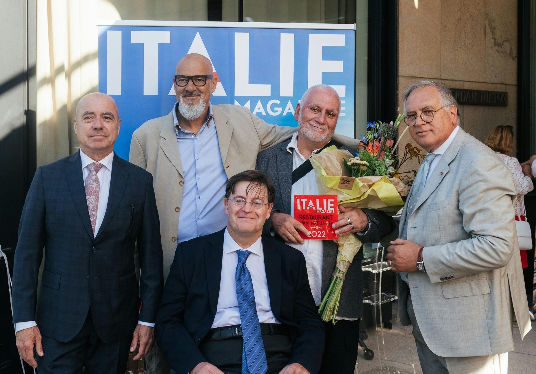 Winnaar Juryprijs Italië Magazine Restaurant van het jaar 2022: Van links naar rechts: Paul van Eijndhoven (hoofdredacteur Italië Magazine), Raul Mini van Pianeta Terra, de Italiaanse ambassadeur in Nederland zn. Excellentie Giorgio Novello, Fabio Antonini van Pianeta Terra en Roberto Payer (juryvoorzitter). Fotografie: Friso Boven.