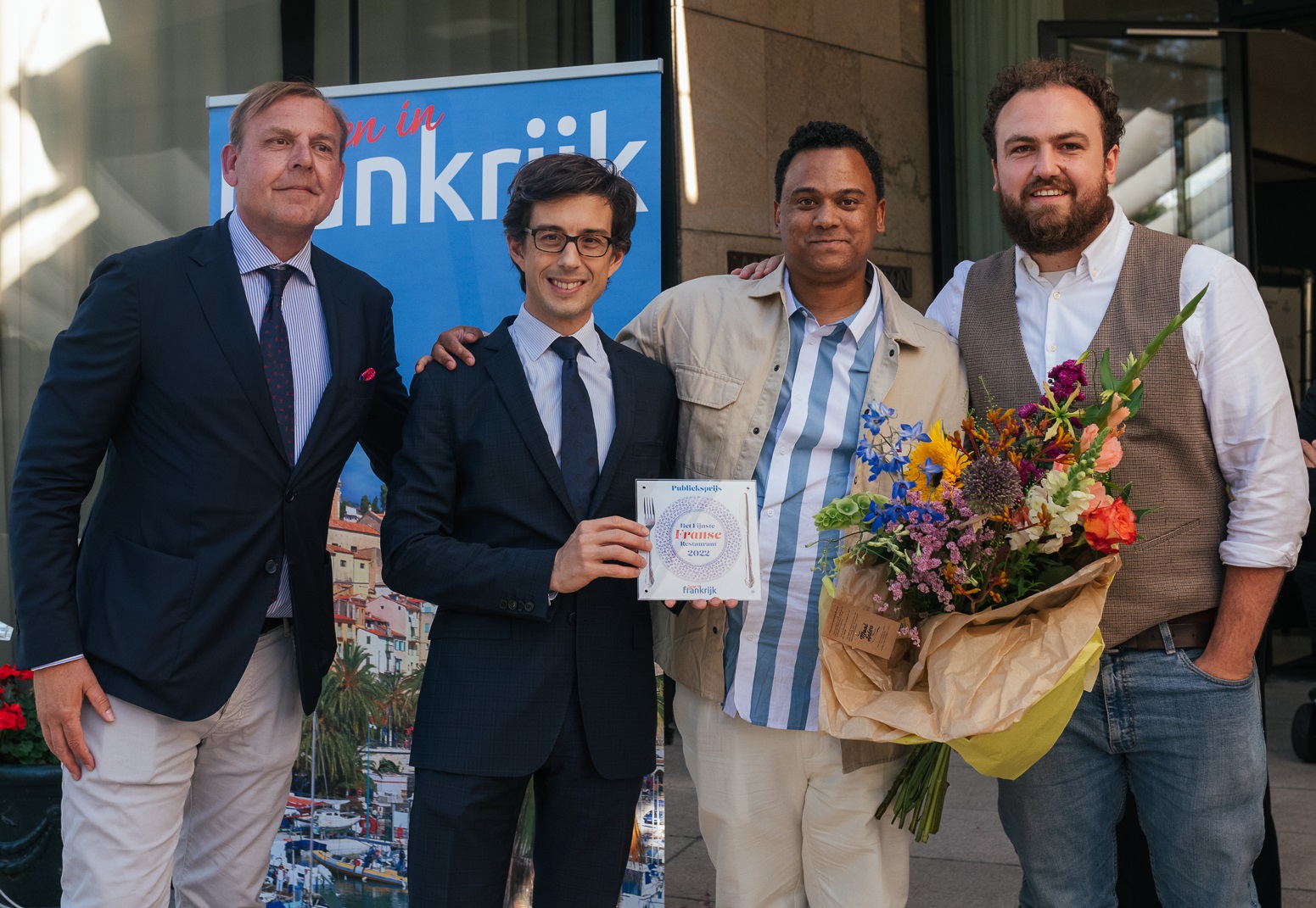 winnaar Publieksprijs Fijnste Franse Restaurant 2022: Van links naar rechts: Tom Kellerhuis (juryvoorzitter), de Franse ambassadeur in Nederland zn. Excellentie Luis Vassy, Puk Luthuli en Piet Joosten van Bouchon d’en Face. Fotografie: Friso Boven