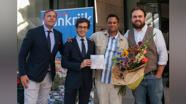 winnaar Publieksprijs Fijnste Franse Restaurant 2022: Van links naar rechts: Tom Kellerhuis (juryvoorzitter), de Franse ambassadeur in Nederland zn. Excellentie Luis Vassy, Puk Luthuli en Piet Joosten van Bouchon d’en Face. Fotografie: Friso Boven