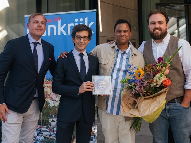 winnaar Publieksprijs Fijnste Franse Restaurant 2022: Van links naar rechts: Tom Kellerhuis (juryvoorzitter), de Franse ambassadeur in Nederland zn. Excellentie Luis Vassy, Puk Luthuli en Piet Joosten van Bouchon d’en Face. Fotografie: Friso Boven