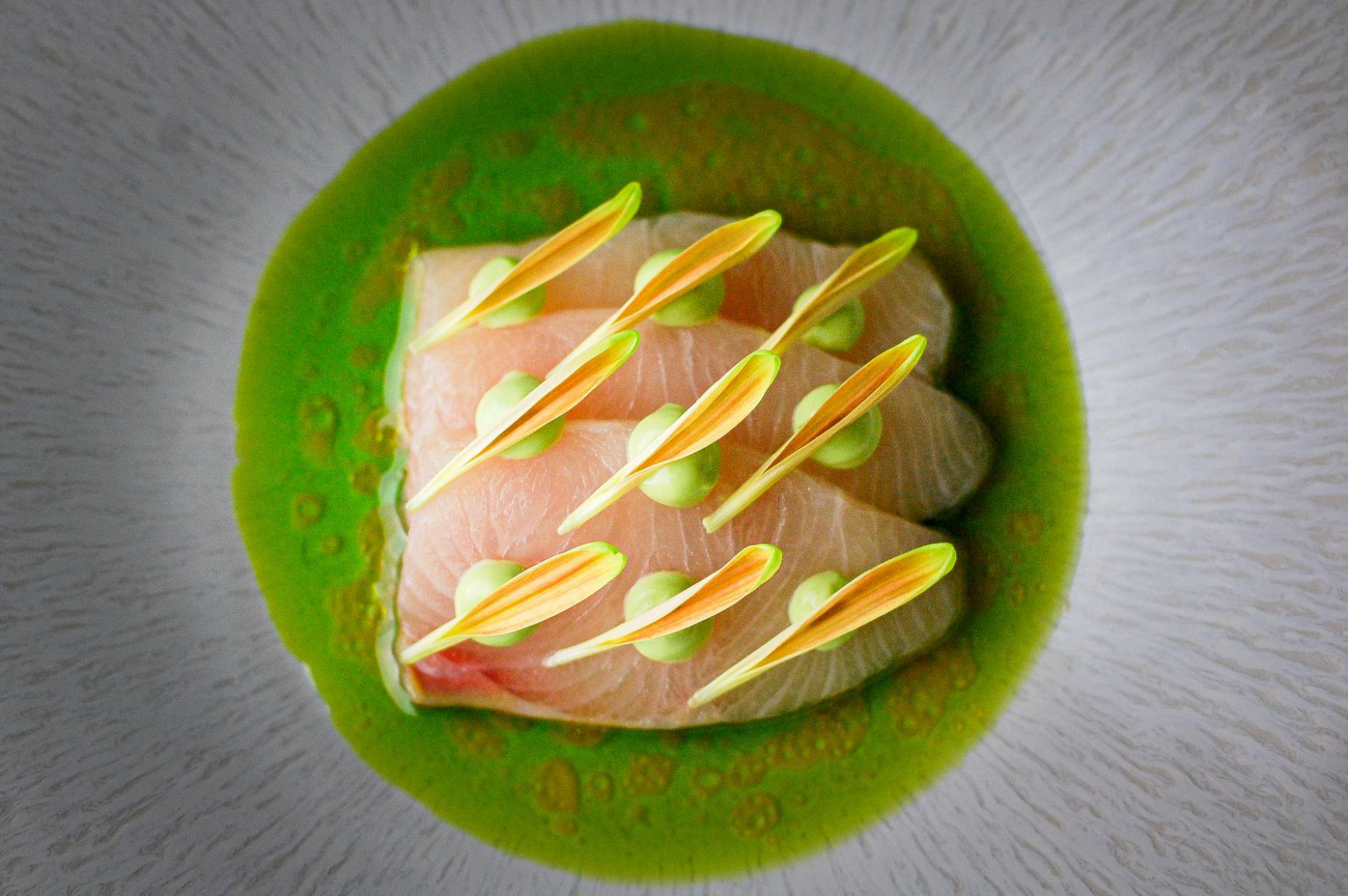 Hamachi, bieslook, sambai.