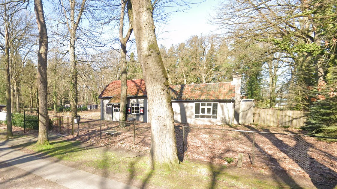 Op de beoogde locatie voor het hotel van 70 kamers staat nu nog een sinds 2018 leegstaand restaurant met minigolfbaan.