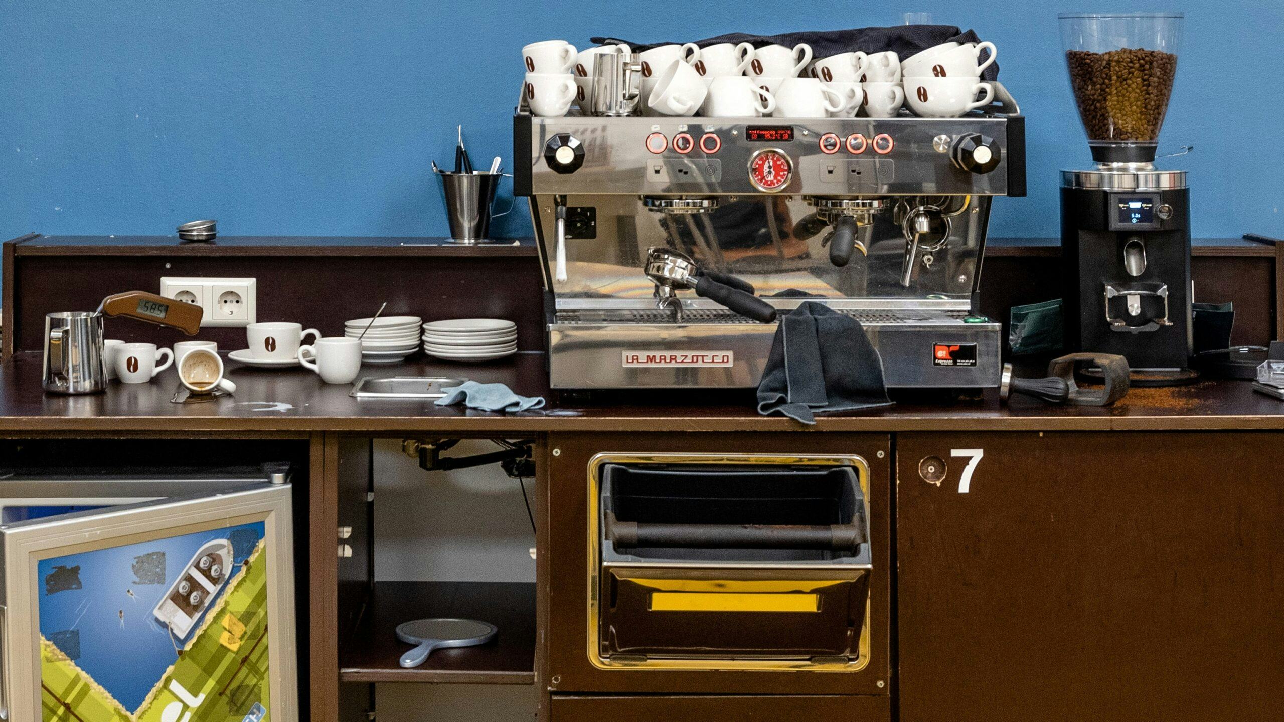 De koffiewerkplek met espressoapparatuur vóór schoonmaken....