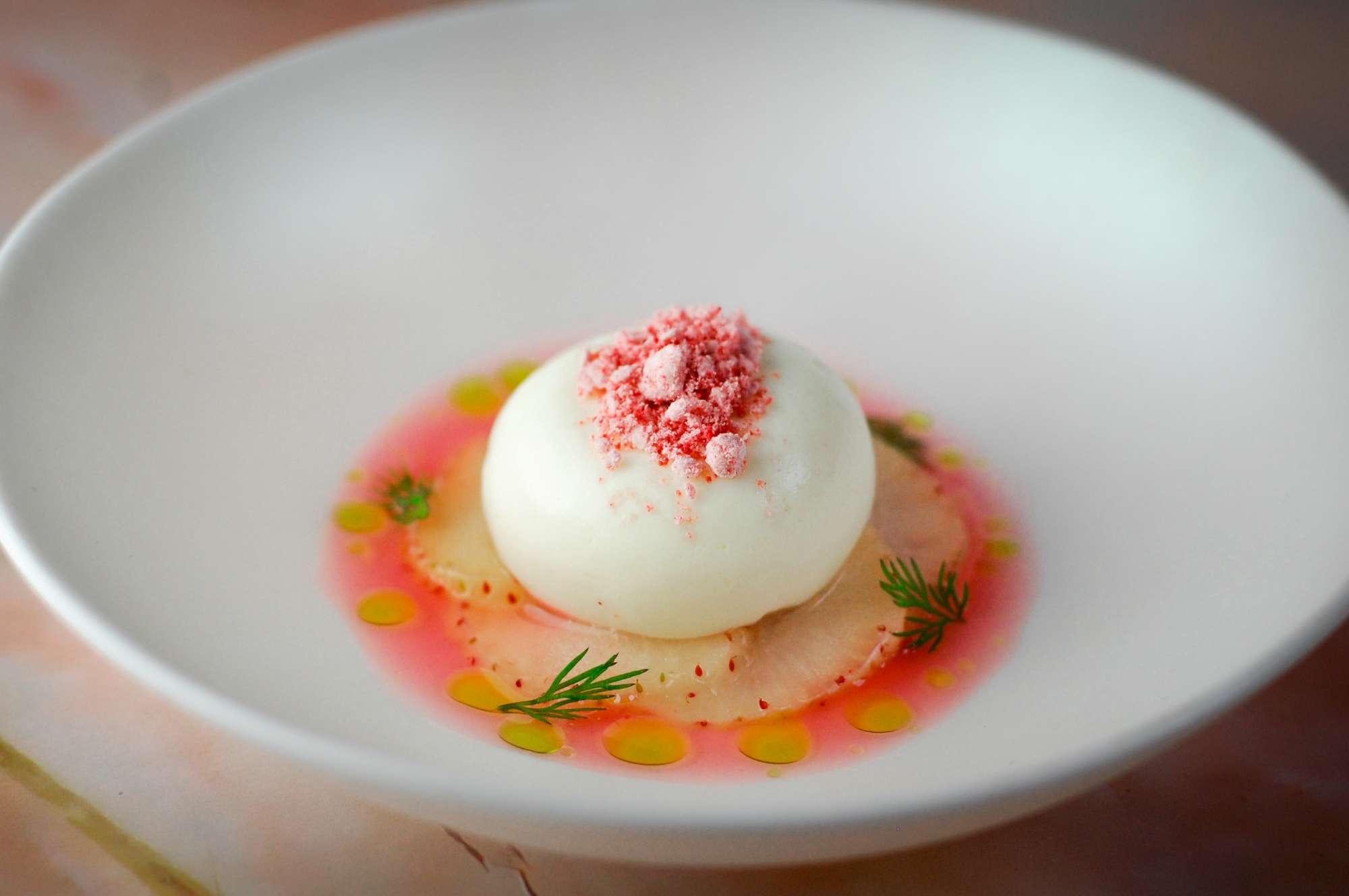 Geitenyoghurt, magnolia-kombucha, witte aardbei, dille.(dessert)