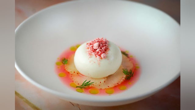 Geitenyoghurt, magnolia-kombucha, witte aardbei, dille.(dessert)