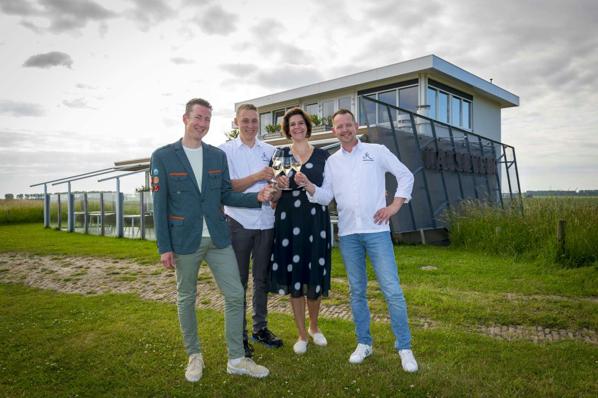 Jessica en Rutger van der Weel dragen restaurant Katseveer over aan medewerkers