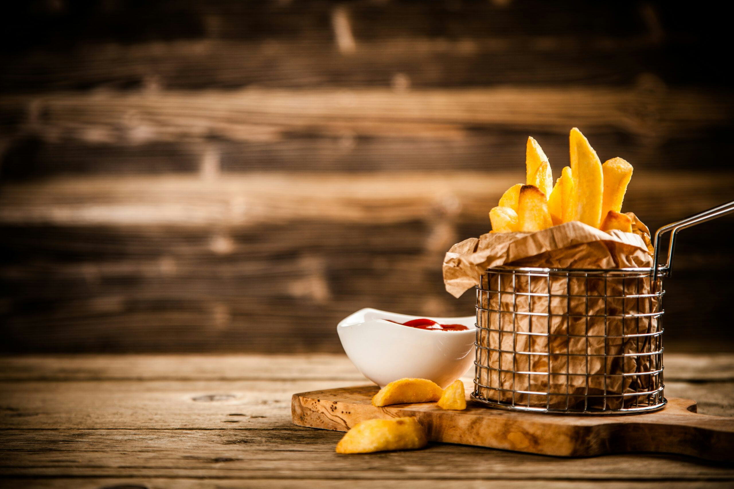 Friet in restaurants: wel of niet voorbakken, hoe frituren en kruiden?