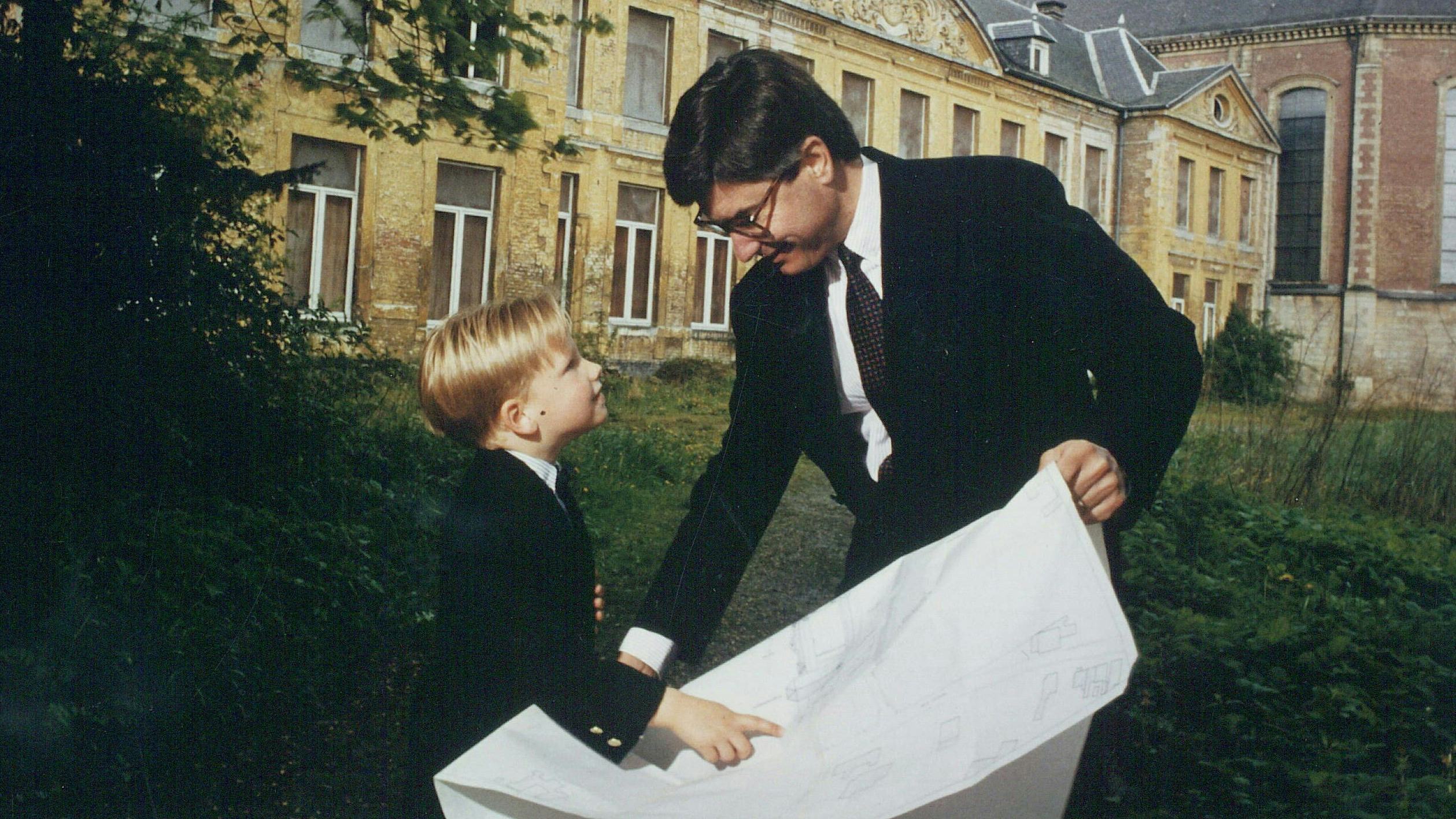 Camille Oostwegel (links) en Camille Oostwegel sr (rechts) bij de verbouwing van Château St. Gerlach tot hotel in 1997.