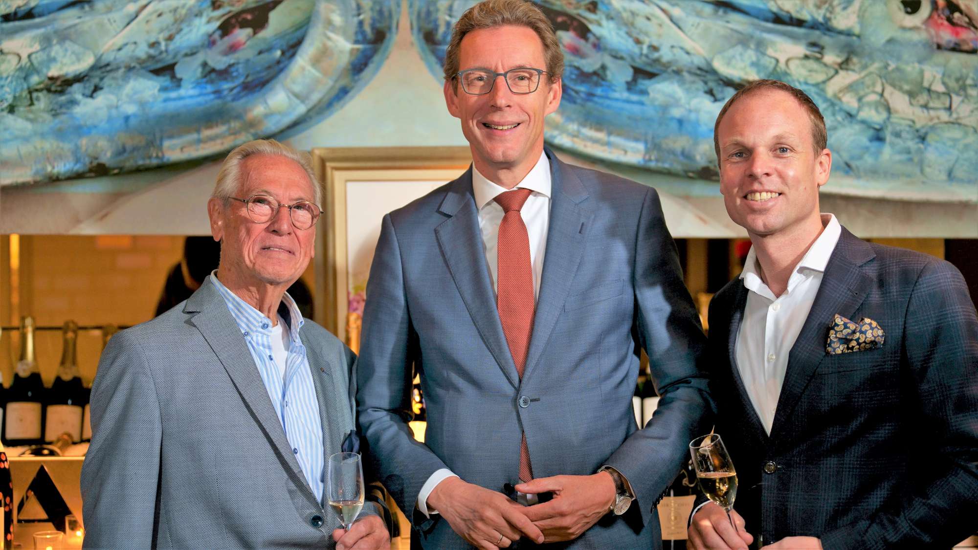 Foto van Burgermeester van Amstelveen Tjapko Poppes (m) Oud eigenaar Dick Hoofd (l) en huidige eigenaar Gijs Numan (r)