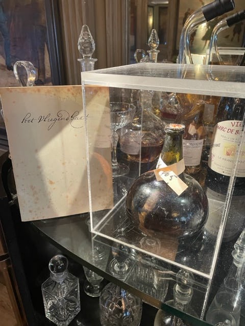 Fles wijn afkomstig uit het VOC ship ’T Vliegend hart’ die op 3 februari 1735 is gezonken voor de kust van Zeeland. Deze bijzondere fles is in 1981 door duikers uit het rak gehaald en heeft in de tijd van Dick hoofd in Paardenburg gestaan en is nu terug in de Brasserie. 