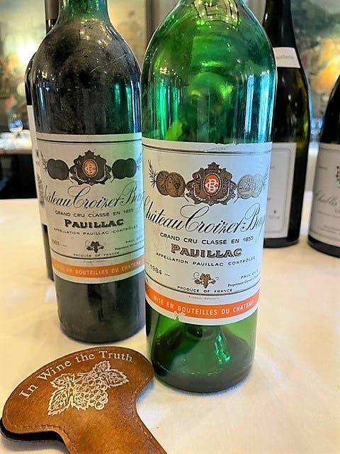 Speciale flessen Pauillac van Chateau Croizet Bages 1984 uit de wijnkelder van Paardenburg die tijdens de jubileumlunch als speciale wijn bij het tussengerecht is geschonken. 