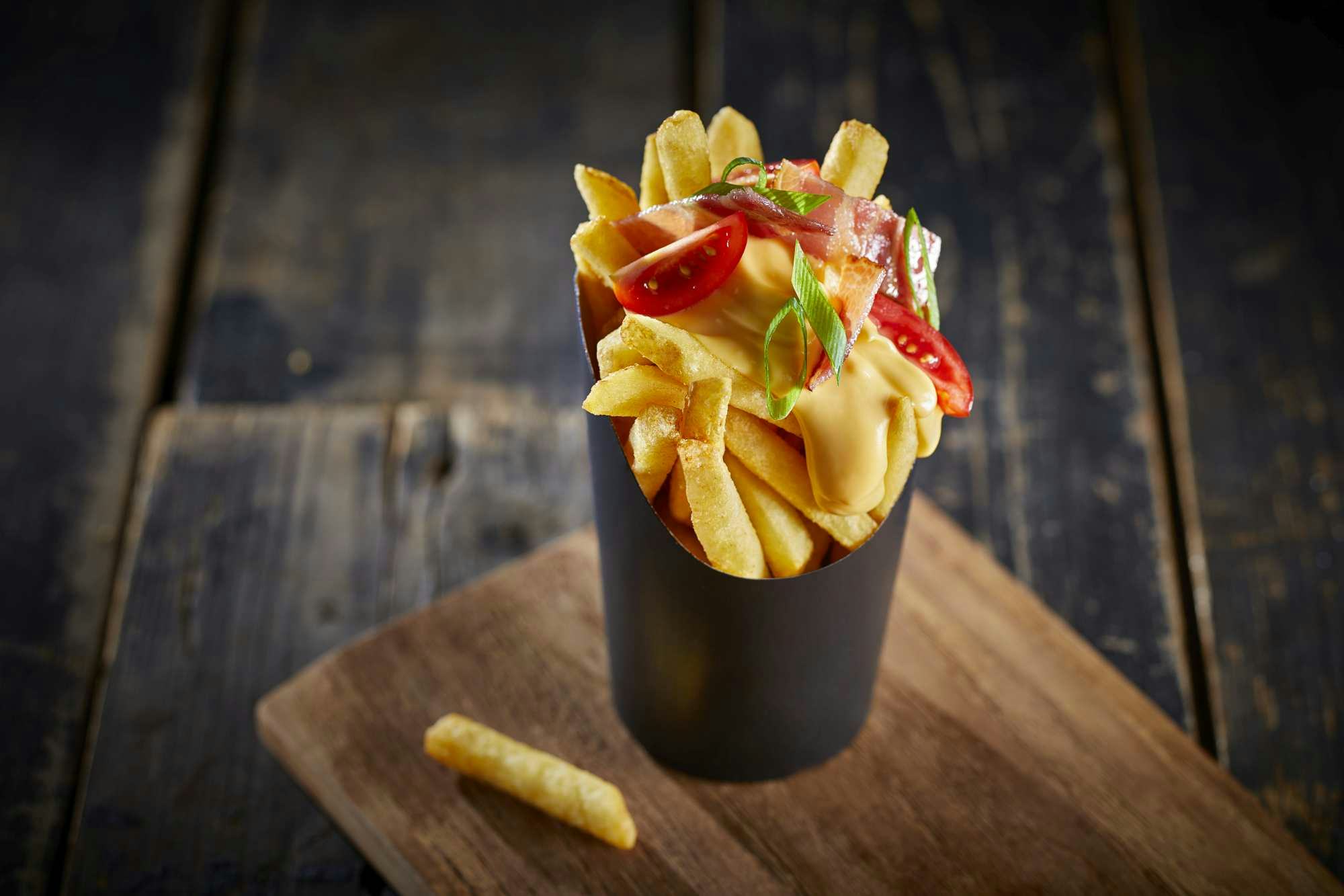 Cheese fries met Cheezer kaassaus van Lebo.
