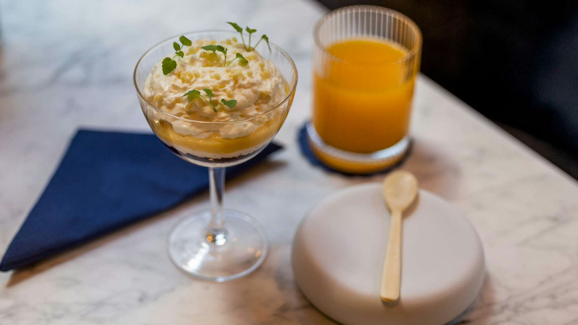 Een van de ontbijtgerechten van Seven One Seven: een yoghurt cocktail met passievrucht, meringueschuim, lemoncurd en knetterballetjes. Foto: Diederik van der Laan