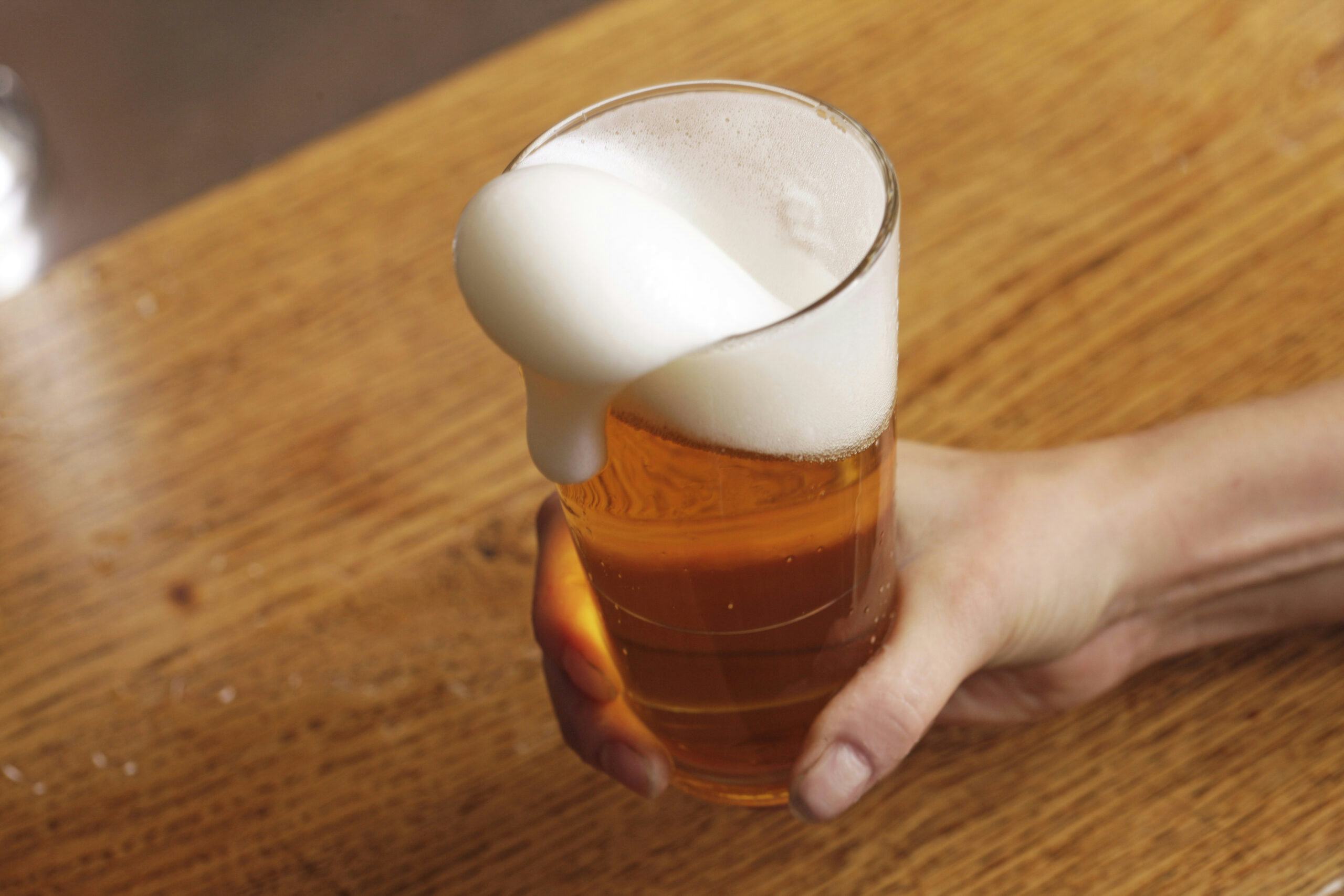 Prijs bier horeca: kosten drukken door minder bierverspilling