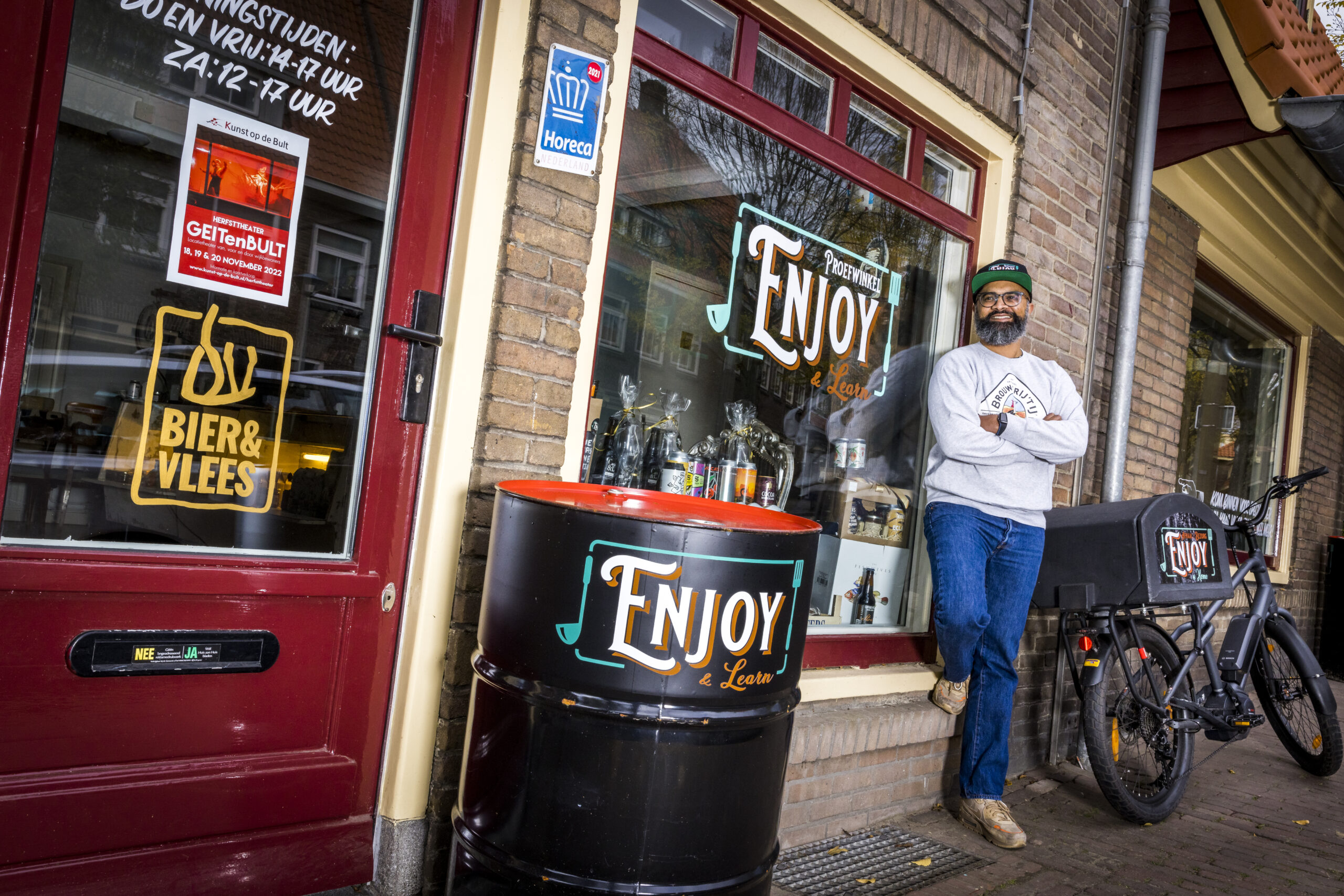 Kumar Poot voor zijn zaak in de Arnhemse wijk De Geitenkamp.
(c) Marcel van Hoorn