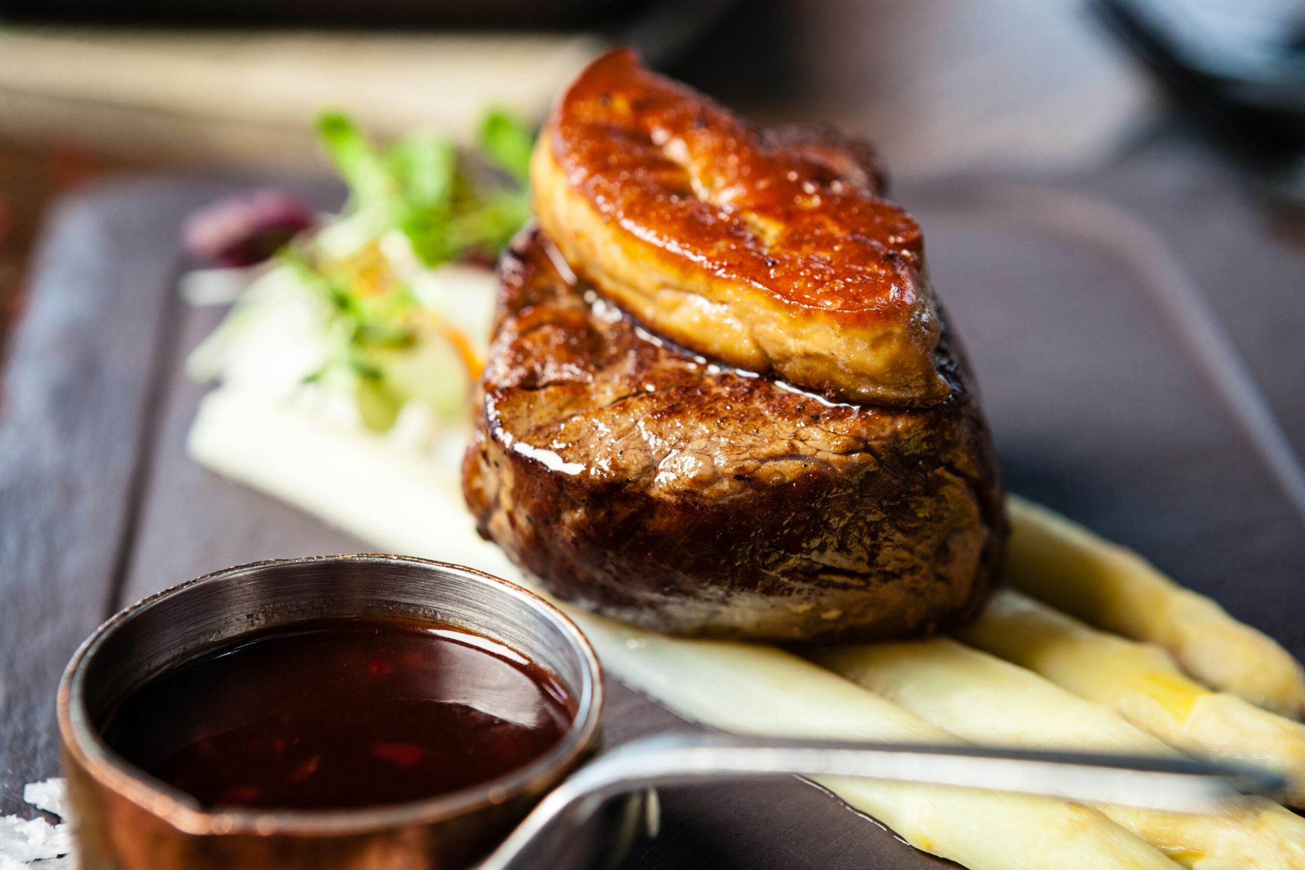 Een gerecht met tournedos en foie gras