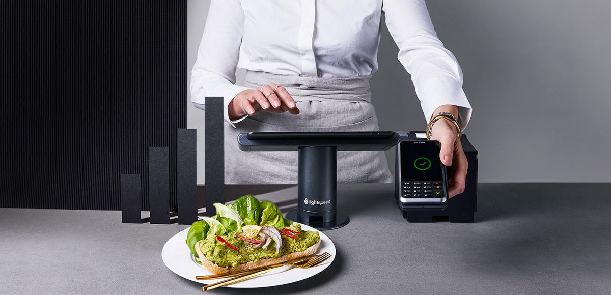 Horeca gaat gebukt onder inflatie, gast houdt hand op de knip